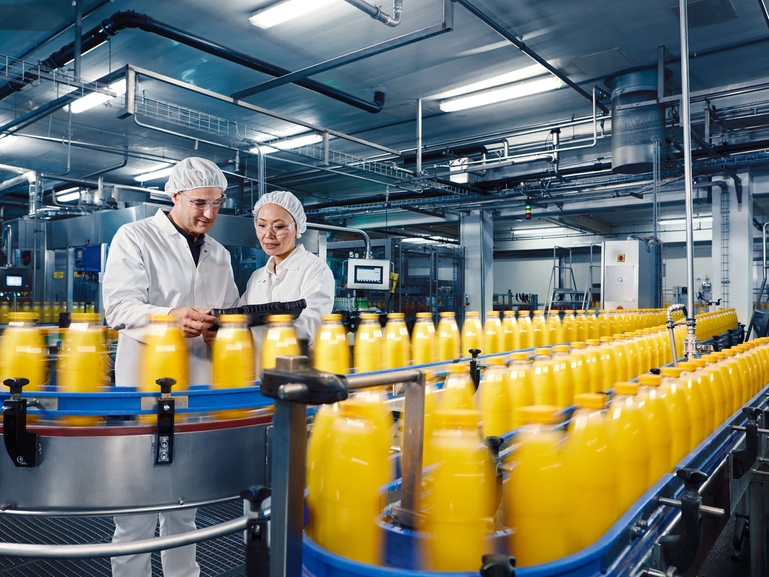 Napełnianie sokiem pomarańczowym w fabryce napojów