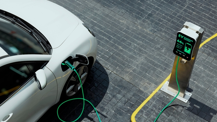 Ładowanie akumulatora samochodu elektrycznego.
