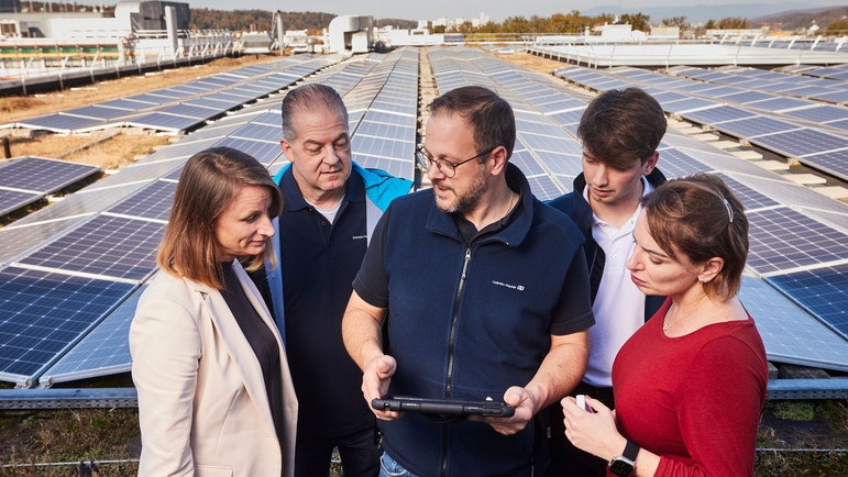 Pracownicy Endress+Hauser na dachu przed systemem solarnym.