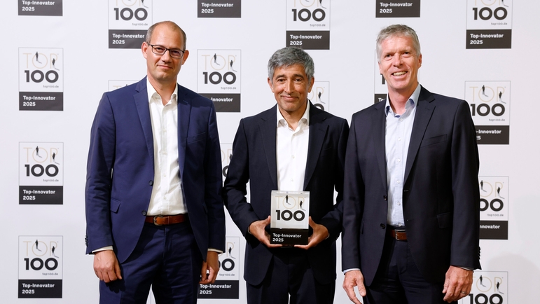 Award ceremony: Representatives of Endress+Hauser Level+Pressure receive TOP 100 trophy.
