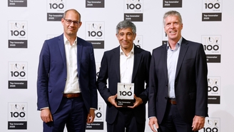 Award ceremony: Representatives of Endress+Hauser Level+Pressure receive TOP 100 trophy.