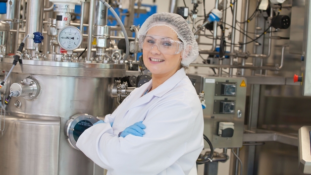 Naukowiec w cleanroomie zakładu produkcyjnego z branży farmaceutycznej i biotechnologicznej