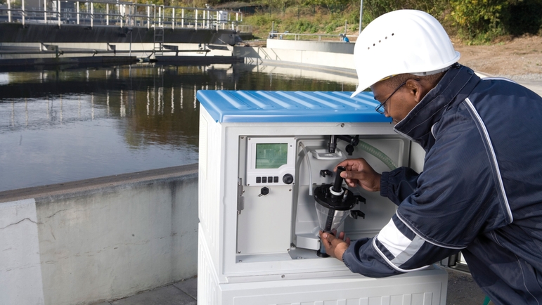 Pobieranie próbek w oczyszczalni ścieków za pomocą stacji Liquistation CSF48