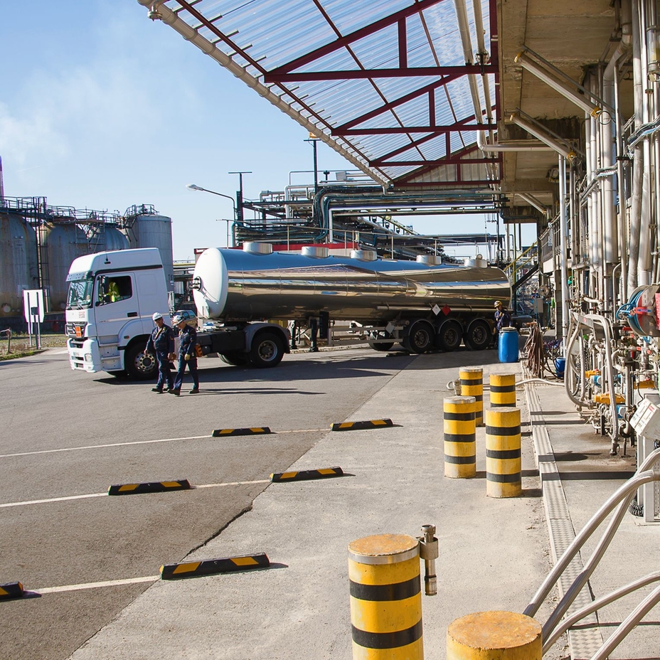 Zapewniamy wsparcie w doborze rozwiązań zapewniających bezpieczeństwo podczas transportu i magazynowania substancji chemicznych