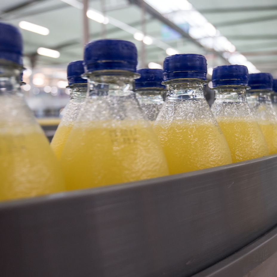 Napełnione butelki po napojach bezalkoholowych po ulepszonym mieszaniu i komponowanie w linii