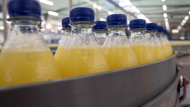 Butelki po napojach bezalkoholowych po napełnieniu