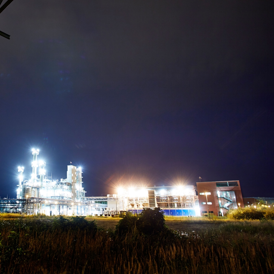 Zakłady chemiczne nocą