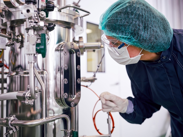 Naukowiec z fermentatorem do produkcji biofarmaceutycznej w branży farmaceutycznej i biotechnologicznej Fermentator i naukowiec w produkcji biofarmaceutycznej