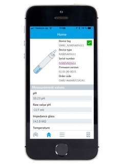 Telefon komórkowy z zainstalowaną aplikacją SmartBlue