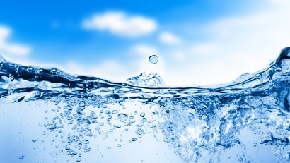 Czysta woda pitna na tle błękitnego nieba