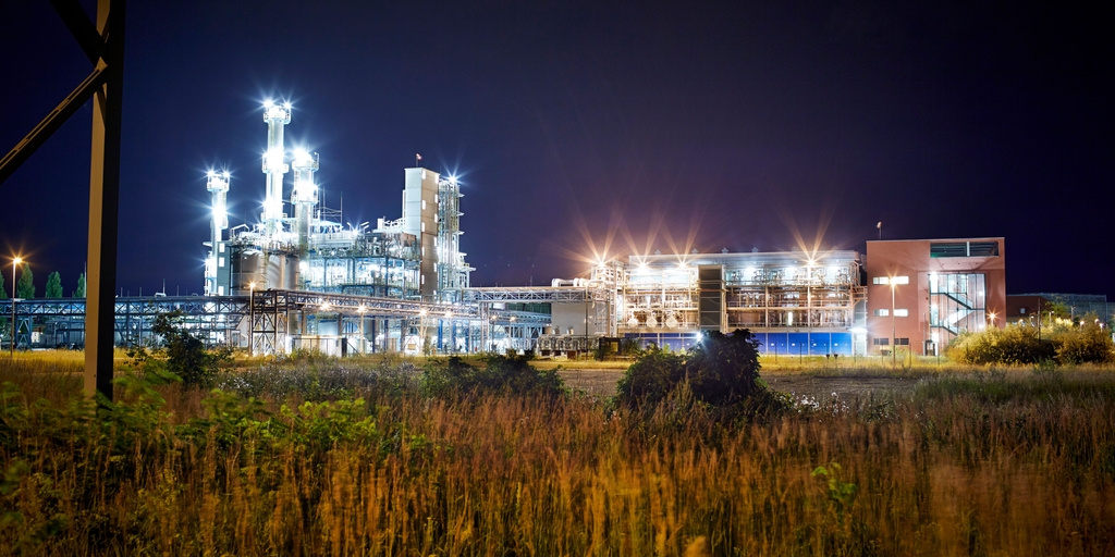 Zakłady chemiczne nocą Zakłady chemiczne nocą