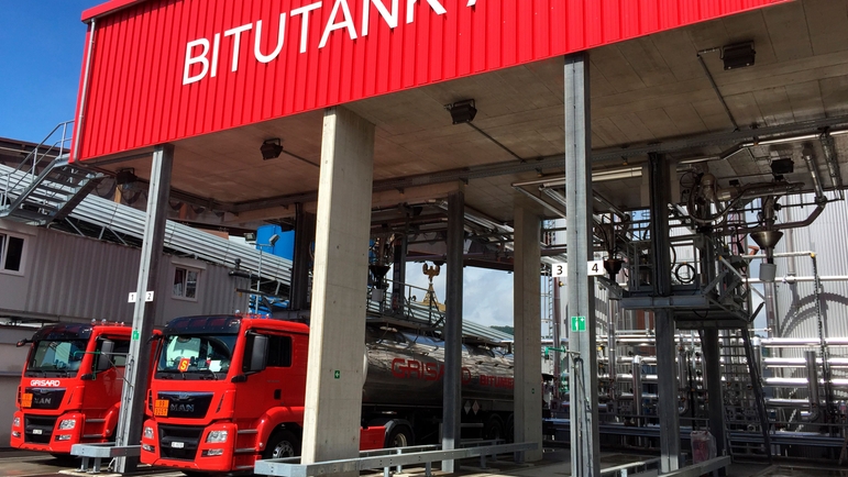 Zdjęcie stacji załadunku asfaltu w wytwórni BITUTANK AG w Szwajcarii