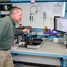 Inżynier firmy Endress+Hauser Optical Analysis w trakcie optymalizacji spektrografu