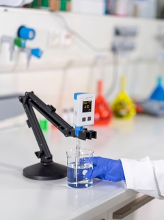 Laborantka wykonująca pomiar pH za pomocą przetwornika Liquiline Mobile w laboratorium