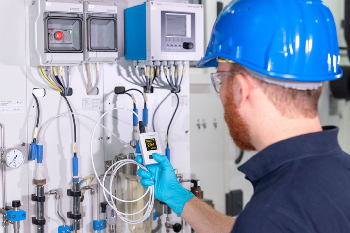 Pracownik laboratorium sprawdza wartości pH