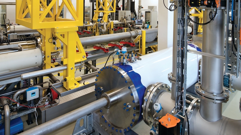 precyzyjne provery tłokowe na stanowisku do wzorcowania przepływomierzy przy użyciu węglowodorów w Endress+Hauser Flow w Reinach