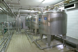 Zbiorniki magazynowe mleka w produkcji mleczarskiej