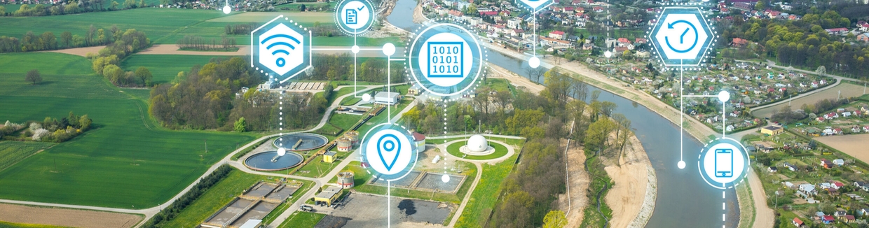 Pulpit operatorski Netilion Network Insights na tle zbiornika wody