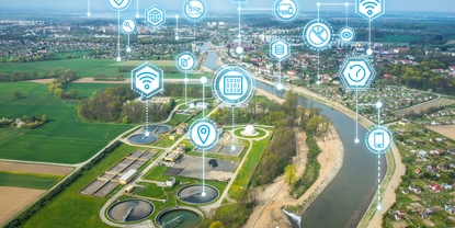 Pulpit operatorski Netilion Network Insights na tle zbiornika wody