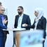 Dyskusja klientów z pracownikami podczas wydarzenia networkingowego Endress+Hauser w mniej formalnym otoczeniu