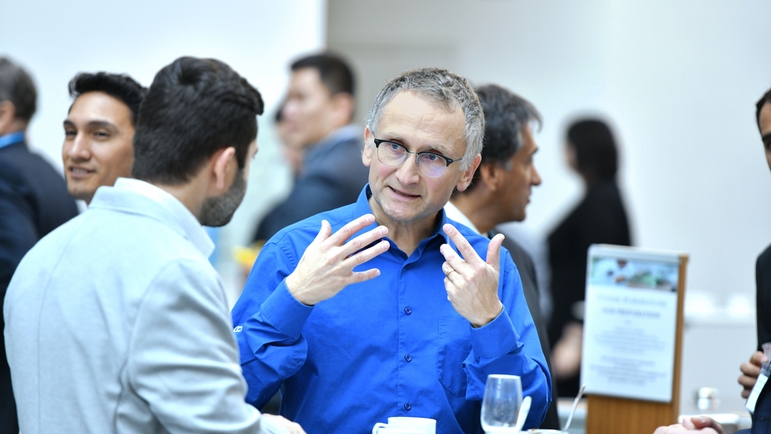 Dyskusja klientów z pracownikami podczas wydarzenia networkingowego Endress+Hauser w mniej formalnym otoczeniu