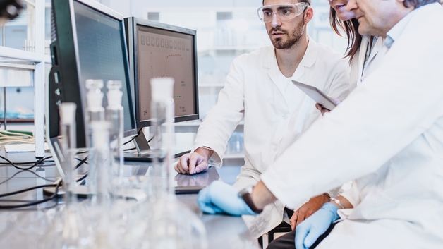 Naukowcy pracujący w laboratorium patrzący na ekran komputera