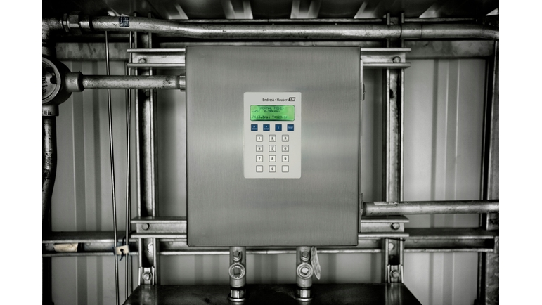 Analizator gazu SS2100 produkcji Endress+Hauser zainstalowany w zakładzie klienta