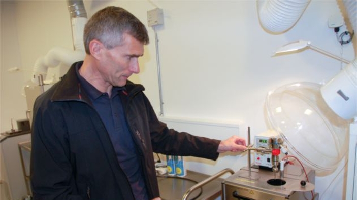 Wzorcowanie czujnika temperatury w laboratorium przeprowadzona przez Tommy'ego Mikkelsena, metrologa w Chr. Hansen