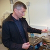 Wzorcowanie czujnika temperatury w laboratorium przeprowadzona przez Tommy'ego Mikkelsena, metrologa w Chr. Hansen
