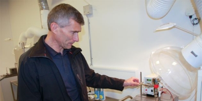 Wzorcowanie czujnika temperatury w laboratorium przeprowadzona przez Tommy'ego Mikkelsena, metrologa w Chr. Hansen