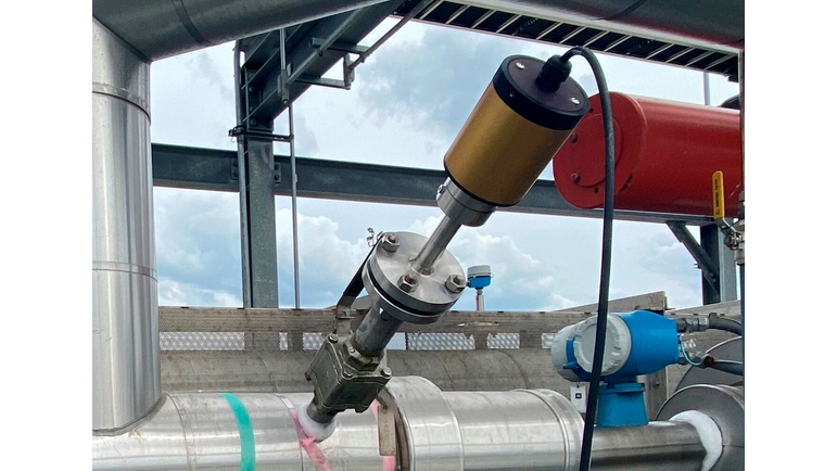 Kriogeniczna sonda ramanowska Endress+Hauser z kołnierzem zainstalowana w systemie załadunku cysterny LNG