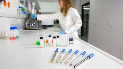 Przenośny miernik pH z elektrodami w laboratorium