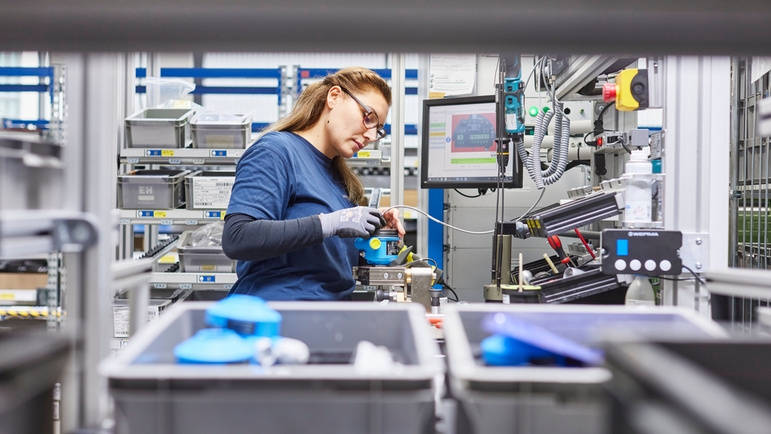 Pracownik Endress+Hauser na produkcji.