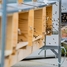 Małymi pszczołami opiekuje się pracownik przeszkolony jako pszczelarz