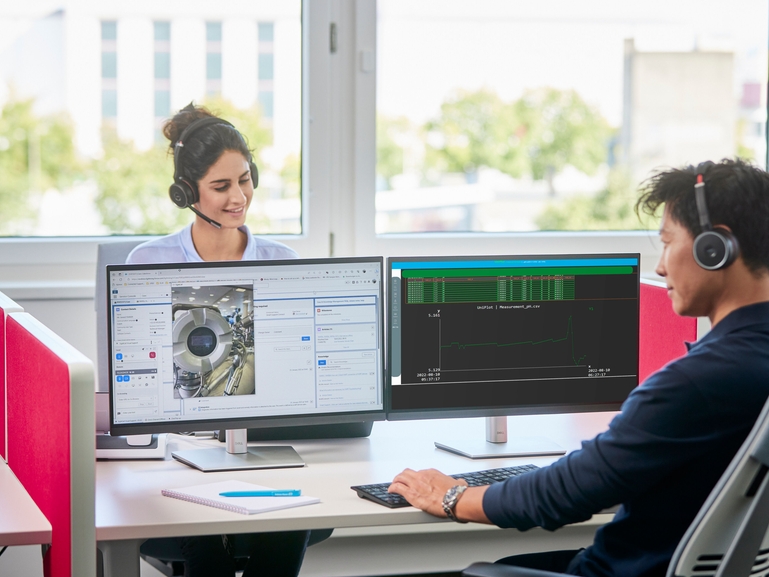 Service experts supporting online