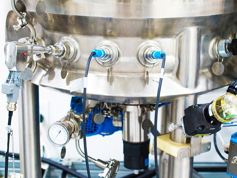 Zdjęcie in situ sondy ramanowskiej Rxn-45 oraz Memosensczujniki zainstalowane w bioreaktorze Sonda ramanowska Rxn-45 orazMemosens czujniki zainstalowane w bioreaktorze farmaceutycznym